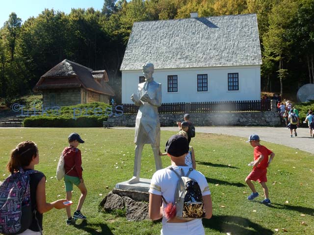 Posjetitelji kod Tesline kuće u Smiljanu                                                                                                                                                                                                                  